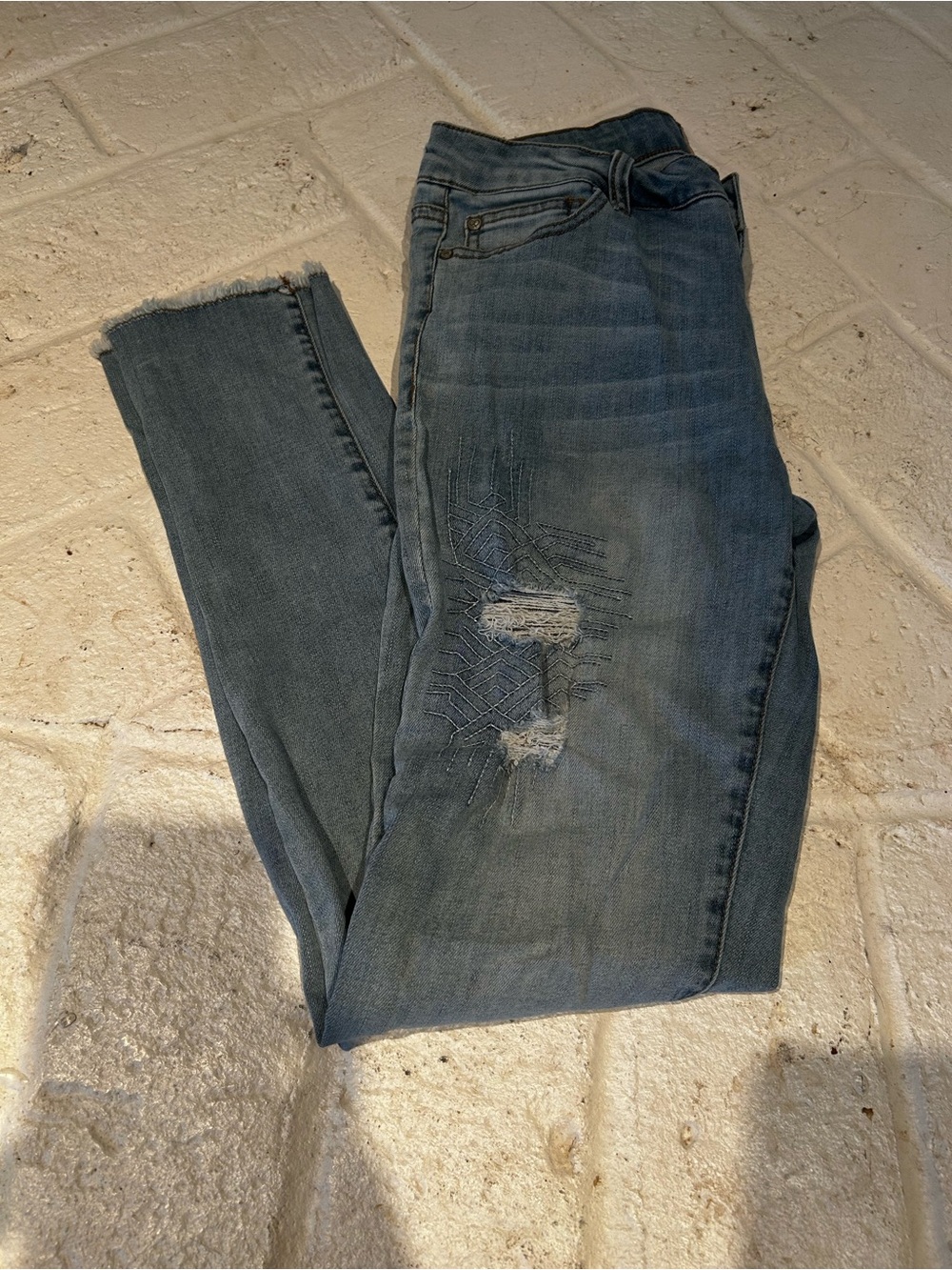 Celebrity Pink Ankle Skinny Jeans size 9/29 Distressed